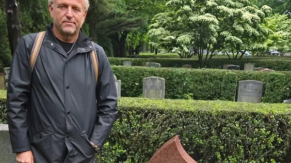 Gordon bedelt om knaken voor grafonderhoud en krijgt ruzie met de media