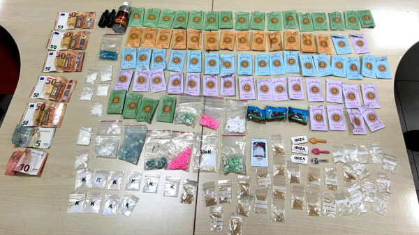 Zenuwachtige Nederlander op Ibiza gepakt met halve apotheek onder z'n pook