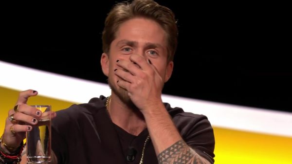 Dankzij de lifehack van André Hazes Jr. heb je altijd gratis bier in de kroeg