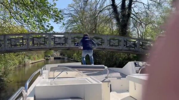 Brug-acrobaat speelt bezopen Spiderman en eindigt met een nat pak