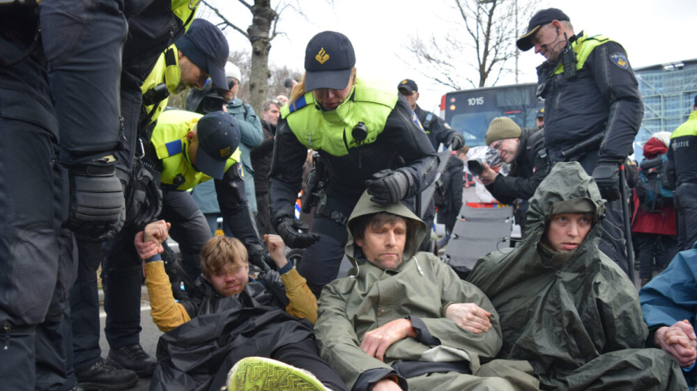 A12 wordt speelveld voor XR-klimaatactivisten tijdens bijeenkomst NAVO