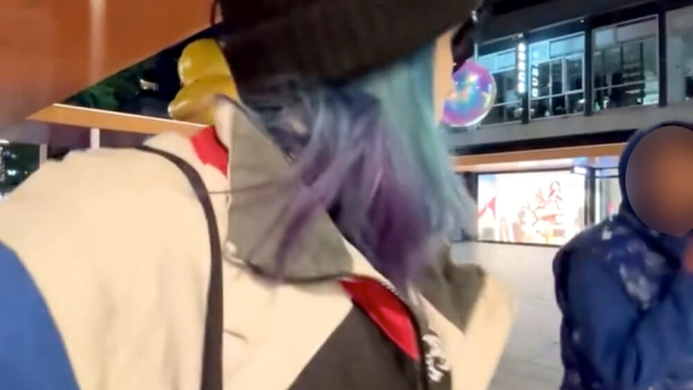 Vrouwelijke streamer bespuugd en lastiggevallen op de Lijnbaan in Rotterdam