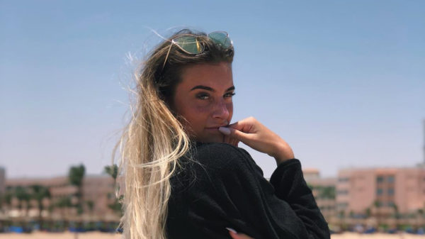 Temptation Island's Demi is weer single en laat zich van haar beste kant zien