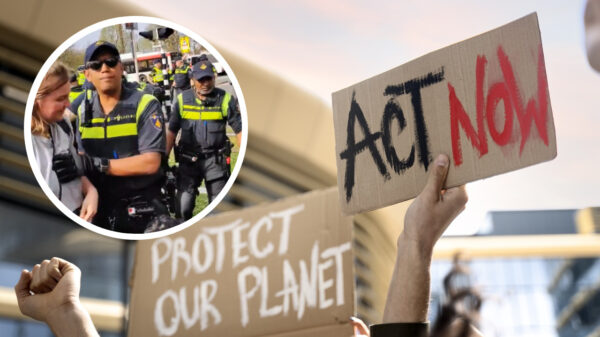 XR-activiste doet aangifte na 'borstduw' maar OM ziet niks strafbaars in video