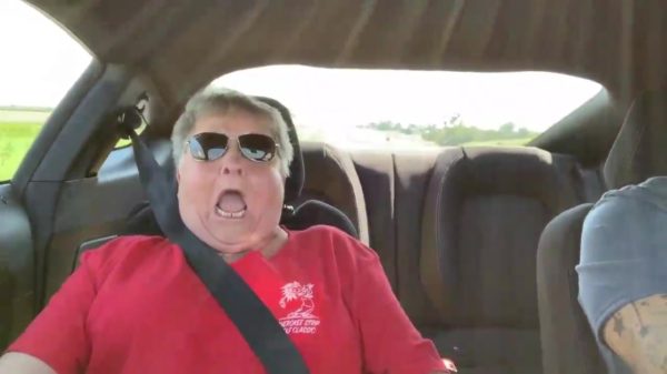 Oma haalt Jezus erbij tijdens behoorlijk snel proefritje