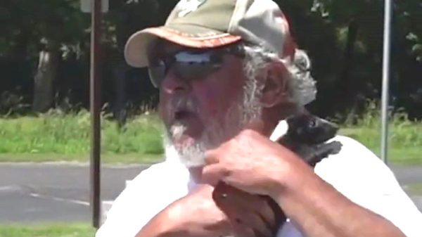 Blinde man vindt een heel schattige kitten