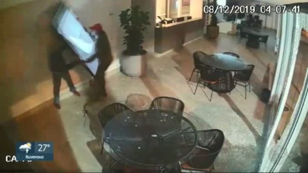 Braziliaanse meesterbreinen wagen poging om een heule grote tv te jatten