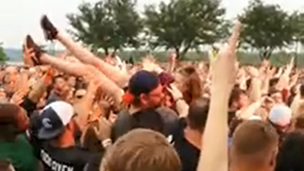 Appen tijdens het crowdsurfen is ook al niet verstandig