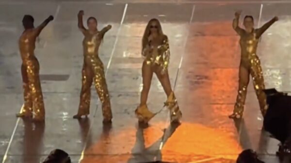 Beyoncé blijft stoïcijns als haar broek afzakt tijdens Londense show