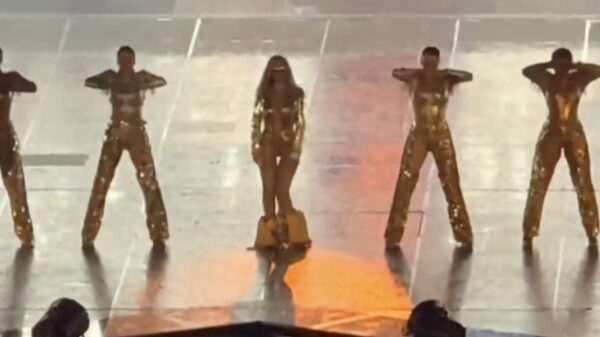 Beyoncé blijft stoïcijns als haar broek afzakt tijdens Londense show