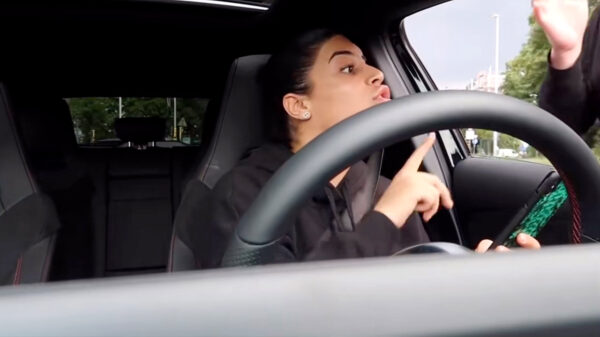 Selma Omari veroorzaakt botsing en begint direct de confrontatie te vloggen