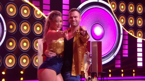 VI-nieuwslezeres Celine Huijsmans waagt zich aan een dansje op het ijs