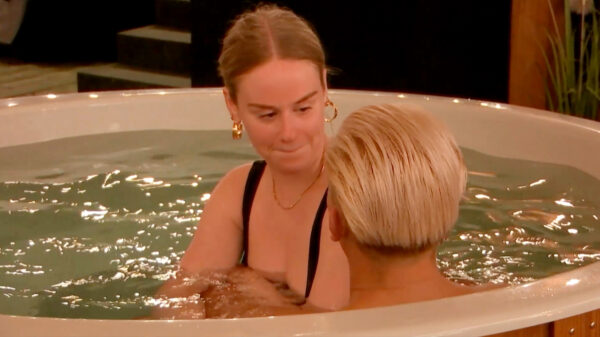 Kijkers krijgen plaatsvervangende schaamte van hottub-momentje Eva en Toby