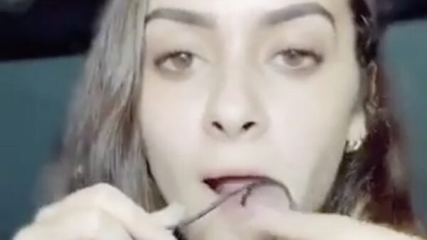 Deze dame legt er net zo makkelijk een knoop in