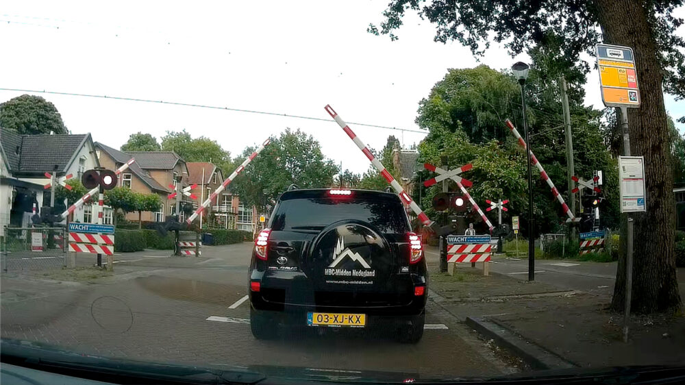 Haastige Tokkie jankt met een bloedgang over een spoorwegovergang
