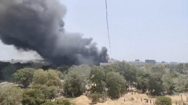 Beelden: Passagiersvliegtuig stort neer in India vlak na z'n vertrek