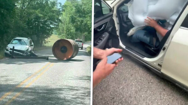 Roller van wals schiet los en maakt auto in een klap klaar voor de sloop