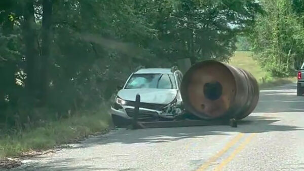 Roller van wals schiet los en maakt auto in een klap klaar voor de sloop