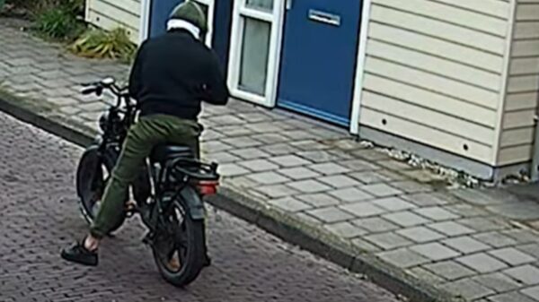 Fatbiker stuntelt met vuurwapen en schiet uiteindelijk tóch op huis in Enschede