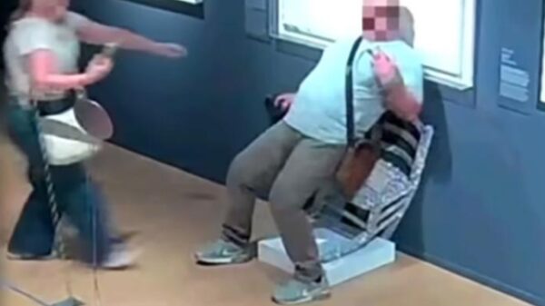 Achterlijke toeristen slopen kristallen ‘Van Gogh-stoel’ in Italiaans museum