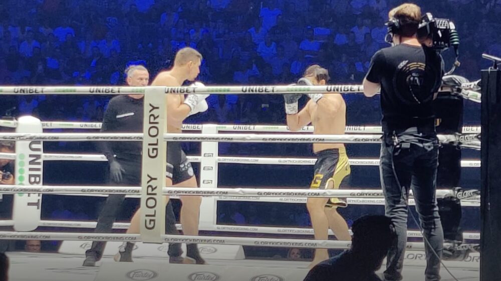 Rico Verhoeven verdedigt zijn wereldtitel opnieuw, wint van Artem Vakhitov