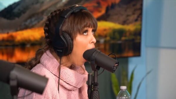 Riley Reid laat op een microfoon zien wat ze in haar mars heeft