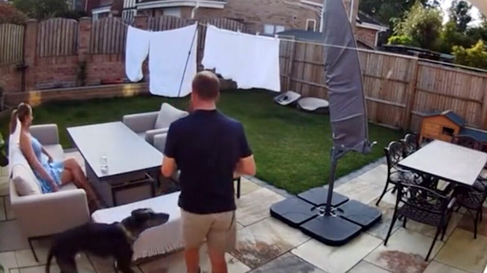 Nieuwe vriendin van zoon wordt onheus bejegend door hitsige hond