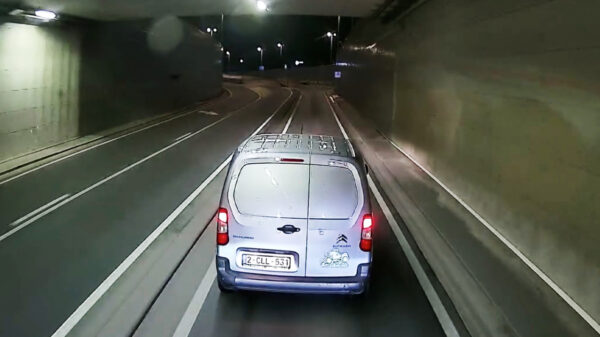 Busje maakt het leven van een vrachtwagenchauffeur ont-zet-tend lastig