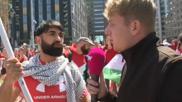 Tikkie zorgelijk: Demonstrant in Den Haag spreekt vol lof over Iraans regime