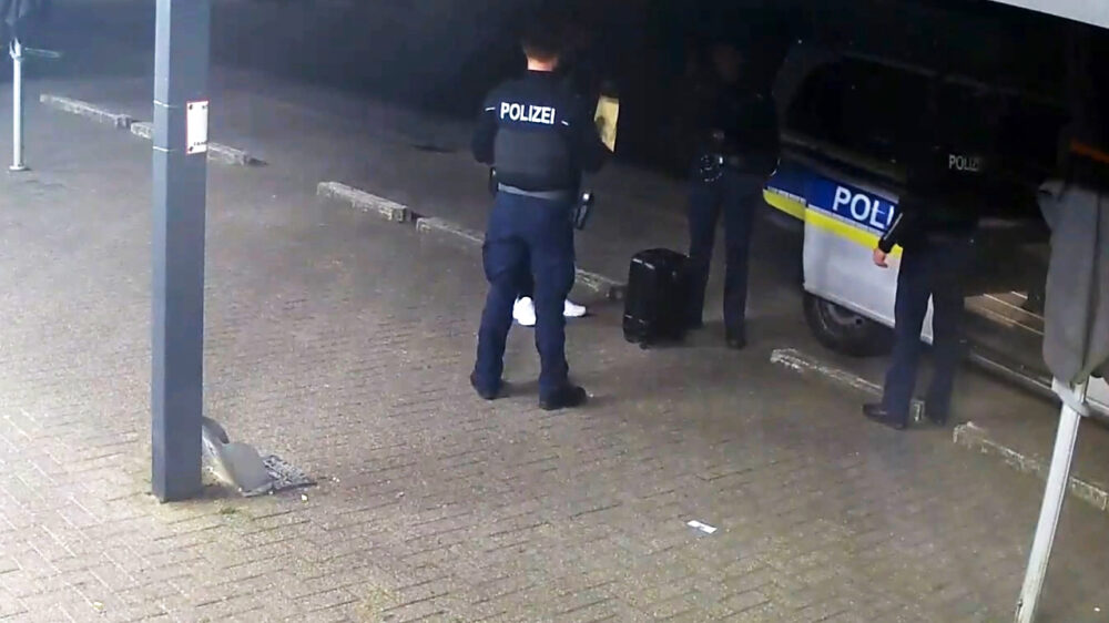 Beelden: Duitsland zet migrant zonder pardon over de grens bij Venlo