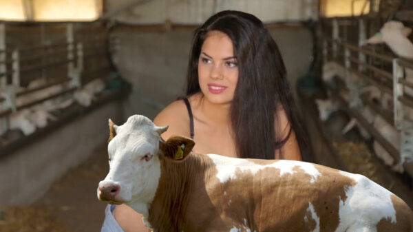 Melanie is Miss December op de Boerinnenkalender van 2019