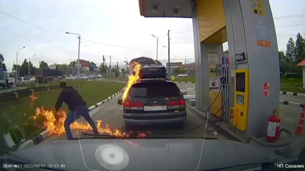 Hersenloze Rus blaast bijna zijn auto op tijdens het tanken