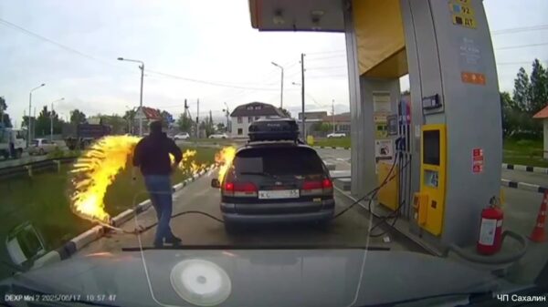 Hersenloze Rus blaast bijna zijn auto op tijdens het tanken
