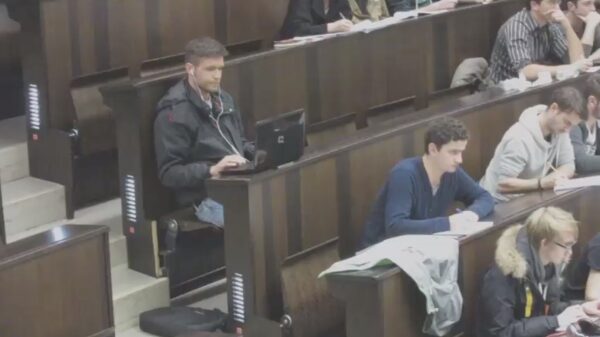 Duitse student kijkt vieze filmpjes in de collegezaal
