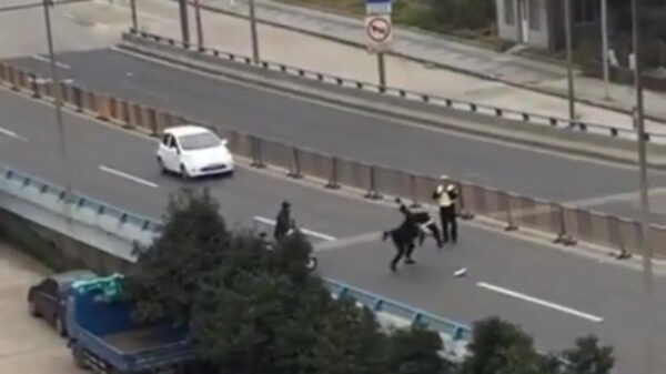 Agressieve Chinees bodyslamt politieagenten alsof het niets is