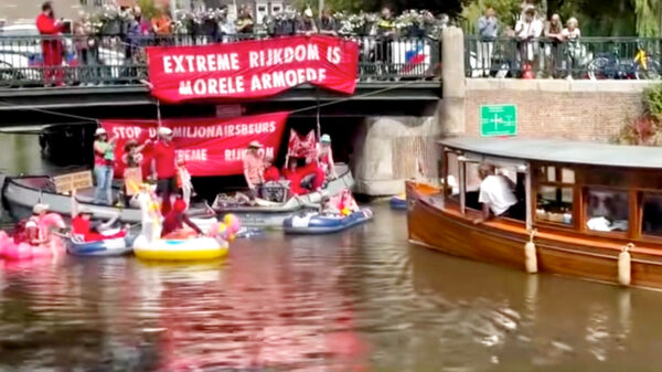 Klimaatactivisten XR blokkeren parade, rondvaartboot ramt er lekker doorheen