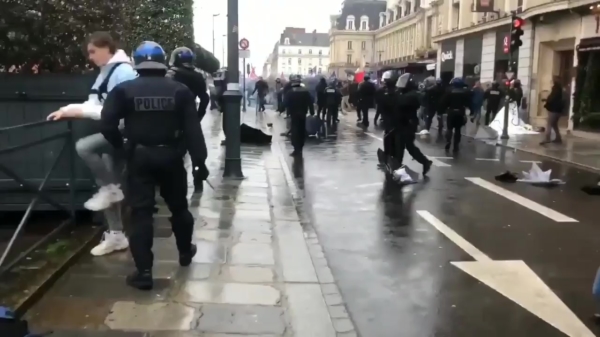 Rolstoeler omvergelopen door ME tijdens charges bij protest in Frankrijk