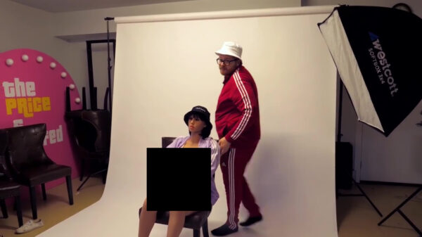 Youtuber "PaymoneyWubby" koopt en unboxt een liefdespop van 2.500 dollar