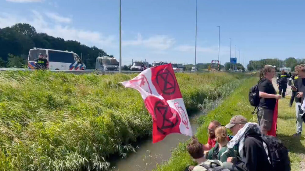 Activisten Extinction Rebellion proberen A44 richting NAVO-top te blokkeren