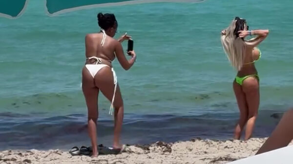 Aandachtsvriendinnen stelen de show met poses en heel veel siliconen