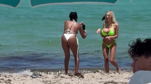 Aandachtsvriendinnen stelen de show met poses en heel veel siliconen