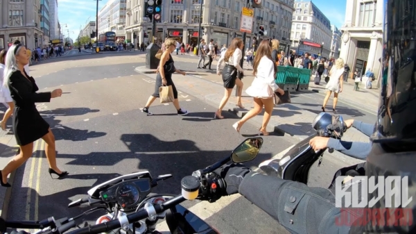 Motorrijder weet zich in Londen prima te vermaken ondanks een miljoenmiljard voetgangers