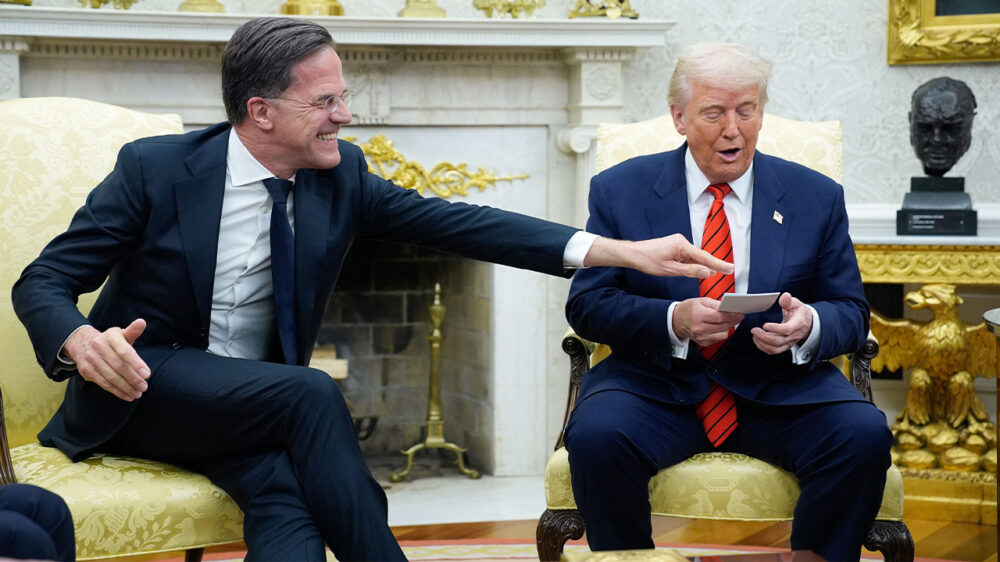 Plaatsvervangende schaamte over slijmerig sms'je van Rutte aan Donald Trump