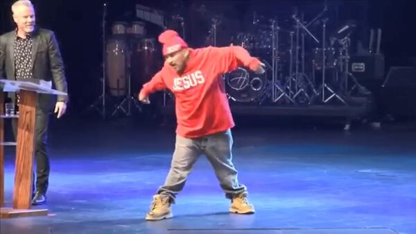 Geloofsgekkie en ex-bendelid gaat helemaal uit zijn dansplaat voor Jezus Christus