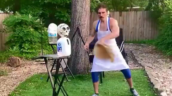 Italiaanse pizzabakker is hard aan het trainen voor het weekend