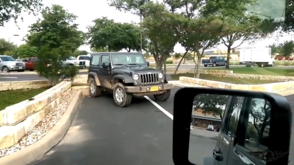 Idioot steekt banden van Jeep lek omdat hij dubbel geparkeerd staat op een bijna lege parkeerplaats