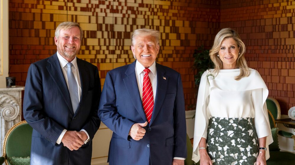 Trump ‘korter dan normaal’ op NAVO-top: Dubbelganger-theorie gaat als vuurtje rond op internet