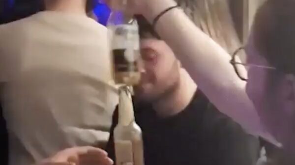 Bijdehante vrouw denkt geintjes te kunnen maken met het bier van een man