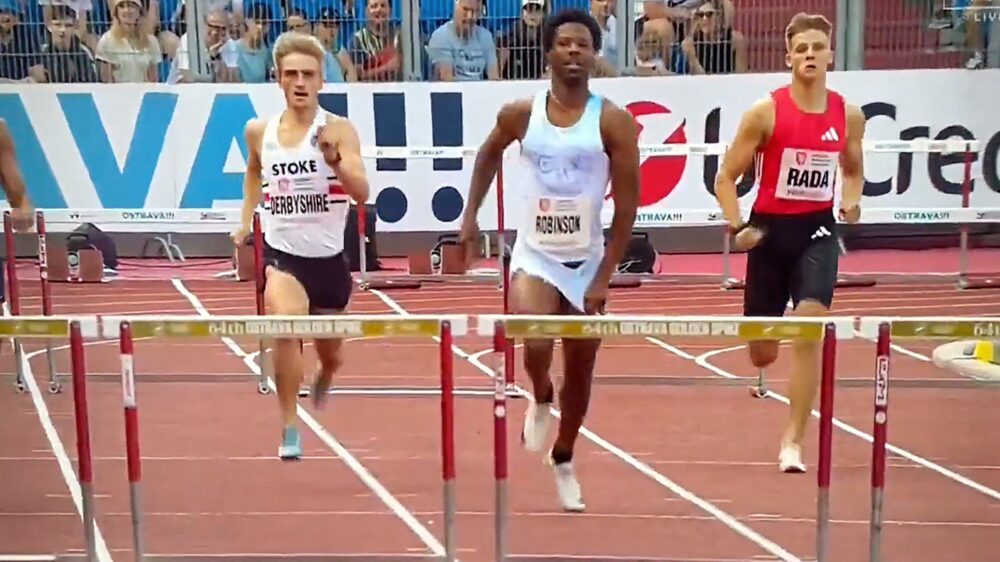 Amerikaanse hordeloper flasht onbedoeld edele delen in stadion, wint alsnog race