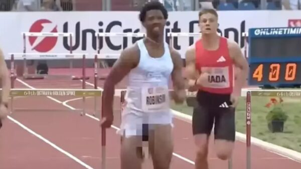 Amerikaanse hordeloper flasht onbedoeld edele delen in stadion, wint alsnog race